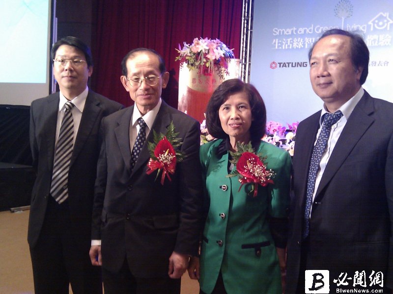 華映董事長林蔚山(左二)。（資料照）
