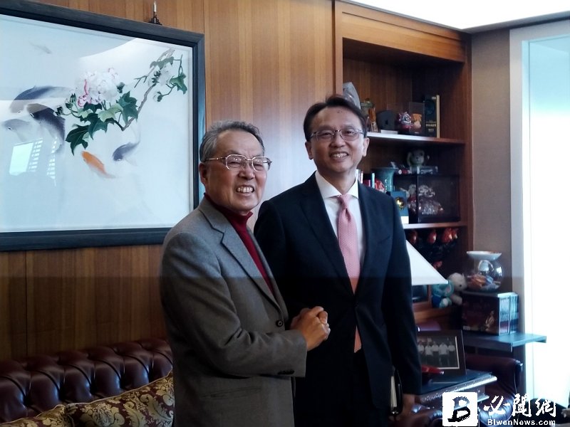 施振榮(左)發起推動台灣「科研與高教革新」方案 業界大老聯署力挺。（資料照）