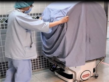 醫揚科技子公司與臺中榮總共同開發手術室AI智慧型搬運機器人