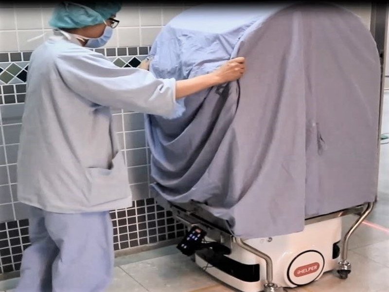 醫揚科技子公司與臺中榮總共同開發手術室AI智慧型搬運機器人。（醫揚提供）