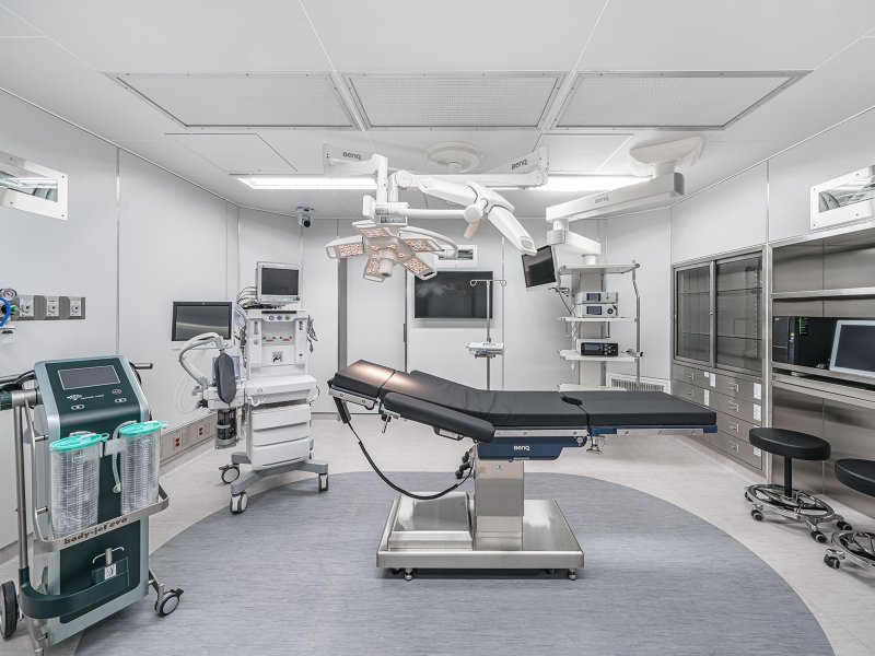 實踐遠距醫療 台中誠美學診所導入明基三豐智慧手術室iQOR。（廠商提供）
