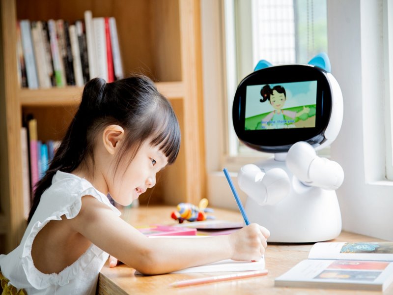 陪伴型機器人「凱比同學」第二代登場 亞太電信獨賣。（亞太電信提供）