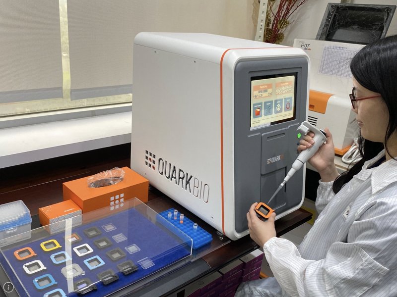 奎克生技高敏檢驗儀器助防疫 數位核酸檢驗低濃度微量病毒檢體。（廠商提供）
