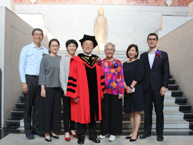 推動藝文生態生生不息 施振榮獲頒台南藝術大學名譽博士。（施振榮提供）