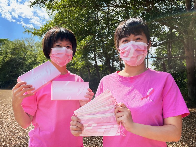 購買CSD中衛粉紅絲帶公益口罩，提醒身邊的女性親友定期檢查乳房。（CSD中衛提供）