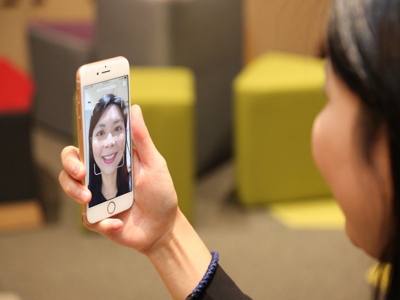 國泰世華網銀App人臉辨識使用量月破百萬 「多點特徵刷臉」即可完成身分驗證 交易防護再升級。（廠商提供）