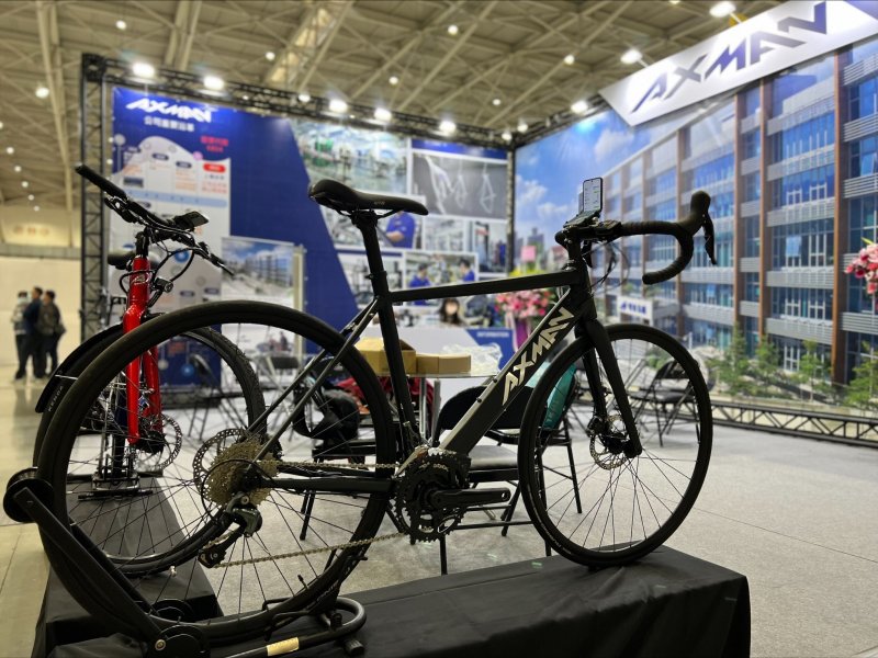 明係與信邦共同打造最具設計感電動輔助自行車。（廠商提供）