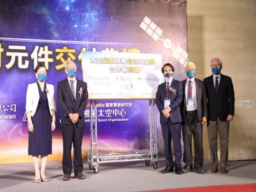 台灣中油交付衛星複材元件予國研院太空中心 雙方並簽署太空級複材元件合作備忘錄