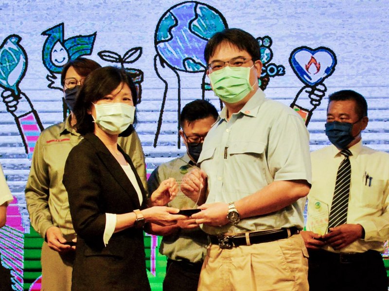中鋼環境保護處吳一民處長(右)接受高雄市環保局局長張瑞輝(左)頒發110年度綠色採購績優單位。（中鋼提供）