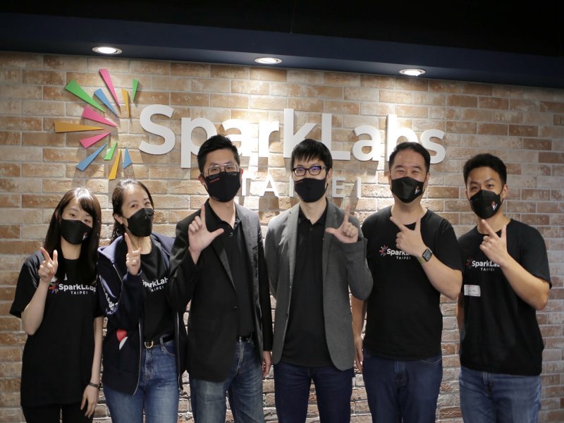 H2U獲選參加SparkLabs Taipei創投加速器，在 Demoday 7上宣布開啟新一輪募資規劃，左三為H2U執行長陳俊嘉、右三為營運長杜君哲。（廠商提供）