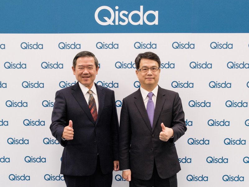 佳世達董事長陳其宏(左)及總經理黃漢州(右)看好高附加價值事業比重持續增長。（佳世達提供）