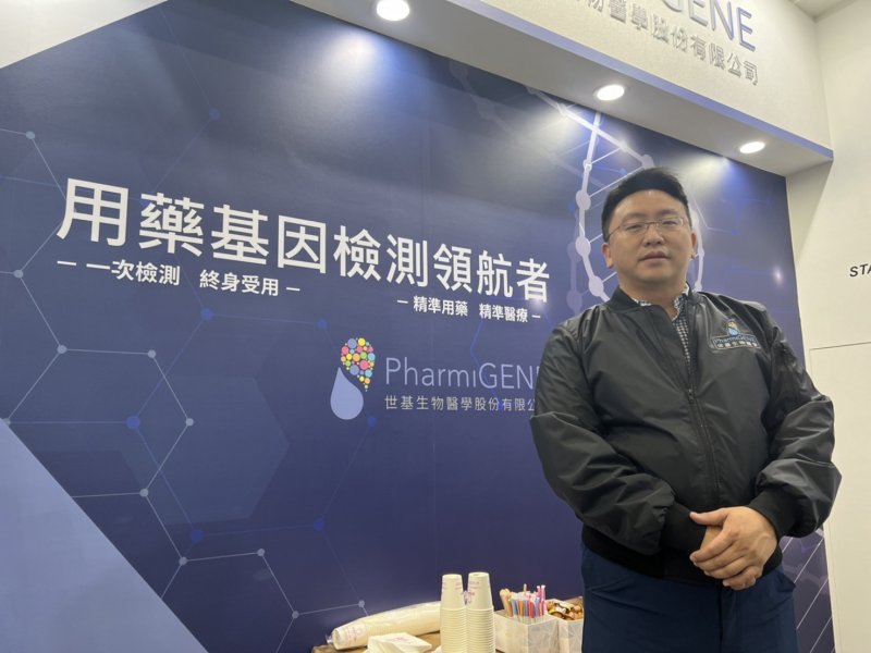 《2022台灣醫療科技展》世基生醫推「用藥小助手APP」隨身防藥害。（廠商提供）
