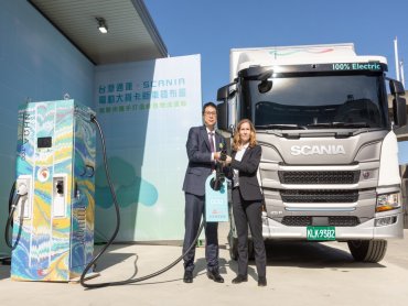 亞太第一輛電動大貨卡掛牌上路 台泥旗下台灣通運一台純電車年減碳52噸