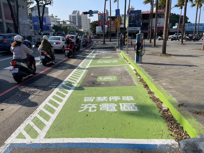 台南市與宏碁智通新建整合充電功能停車格。（宏碁智通提供）