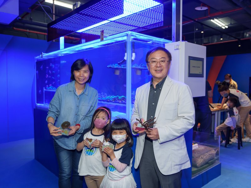 台達永續長周志宏（右）與海科館館長陳素芬（左）示範培育珊瑚苗。（台達提供）
