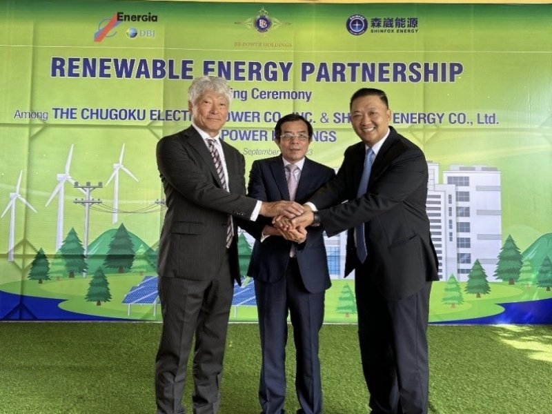 左起台灣森崴能源總經理胡惠森、越南BBPH董事會主席Mr. Bao、日本 CHUGOKU電力國際事業部總經理Mr. Akira Irie。（廠商提供）