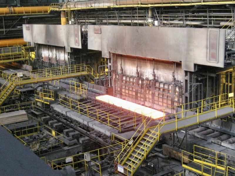 中鋼第一熱軋工場加熱爐導入智能化溫控系統，融入中鋼爐控員30年以上經驗，更結合預測、最佳化及機器學習等AI智能技術，開發出5大智慧功能。（中鋼提供）