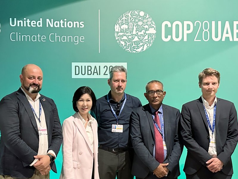 台達攜手國際組織共同於COP28舉辦周邊會議，台達品牌長暨基金會副董事長郭珊珊(左2)向國際分享內部碳定價實績。（台達提供）