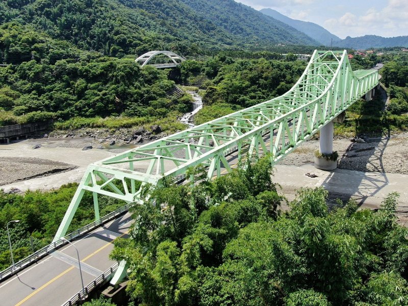 中鋼重建「新發大橋」，透過紮實的鋼結構橋梁，重新連結荖濃溪兩岸交通道路。（中鋼提供）