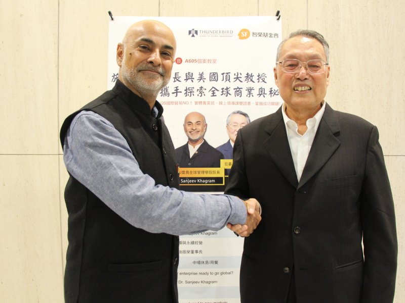 宏碁集團創辦人施振榮（右）攜手美國雷鳥學院院長Dr. Sanjeev Khagram（左）為台灣培育國際化人才。（施振榮辦公室提供）