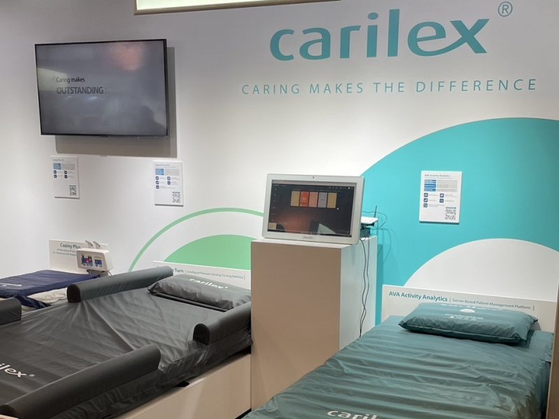 暄達醫學於Arab Health展示最新翻身氣墊床與IoT智慧減壓床墊管理系統。（暄達提供）