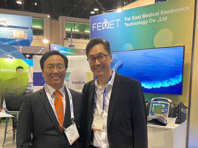 遠東醫電董事長暨總經理鄧俊男（左）與微軟全球醫療長David Rhew於展位合影。（遠東醫電提供）