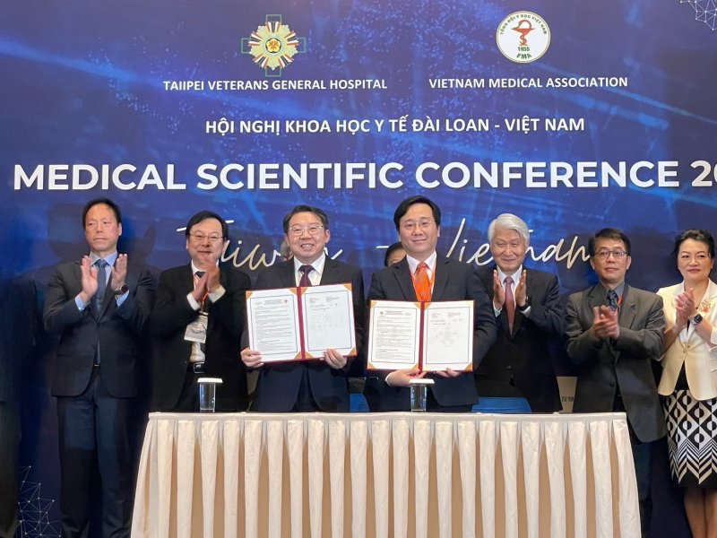 布局東南亞市場 遠東醫電與臺北榮民總醫院簽訂MOU。（遠東醫電提供）