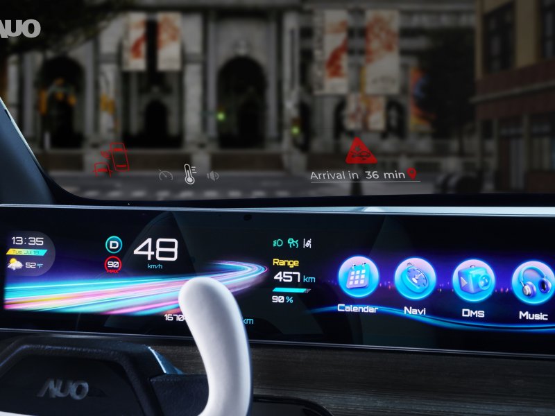 友達新一代Smart Cockpit 2024，以Micro LED先進顯示技術優勢，創建「可捲式後座娛樂顯示器」，僅在互動時才顯示出所需畫面及資訊。（友達提供）