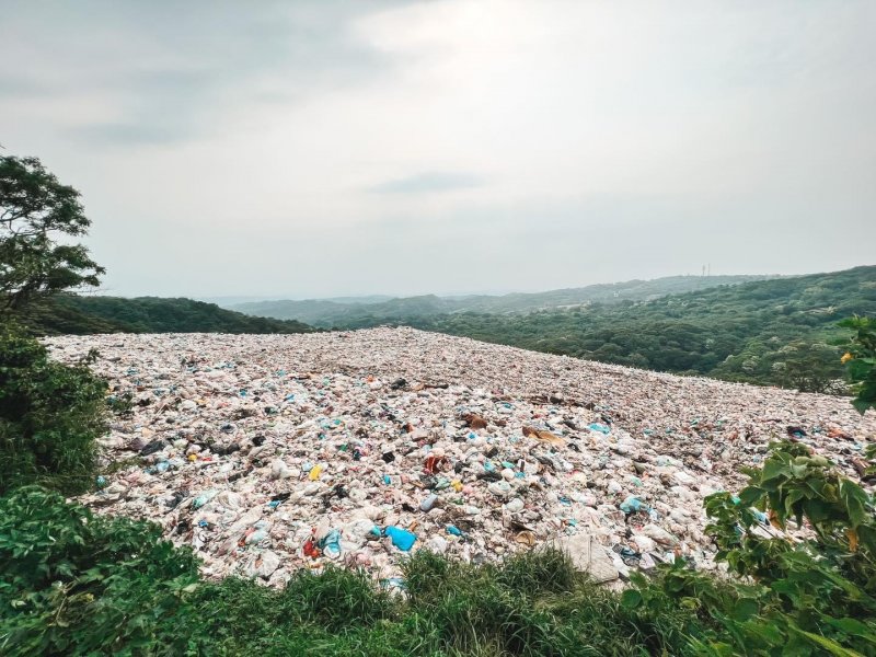 桃園龍潭去年爆發垃圾山危機比馬路高出八公尺。（業者提供）