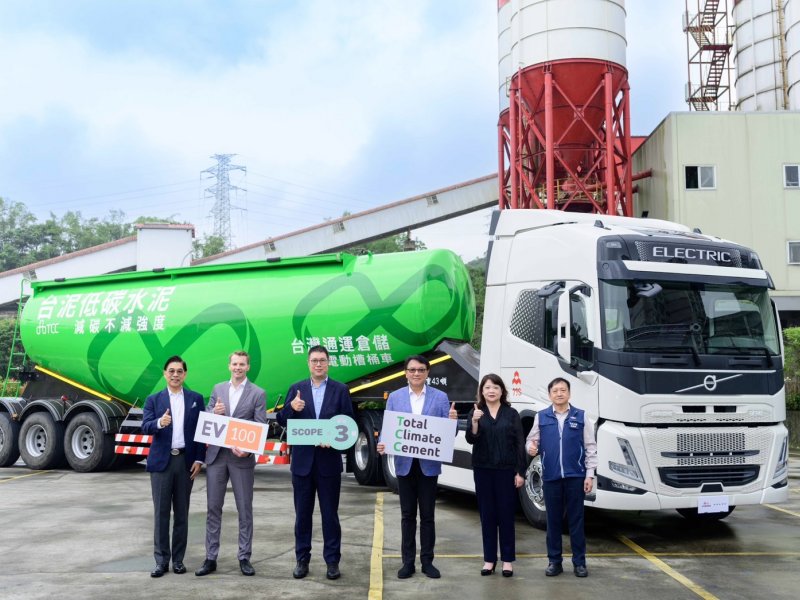 台泥旗下台灣通運引進VOLVO電動曳引車 低碳水泥運送減碳32%。（台泥提供）