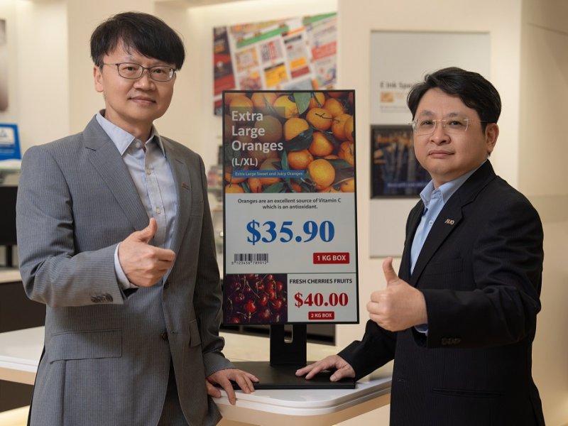 圖左為元太科技總經理甘豐源，右為友達光電智慧零售事業群總經理楊本豫。（友達提供）