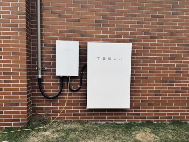 停電救星！Tesla Powewall 滿度智慧儲能設備 無縫輸出緊急電力