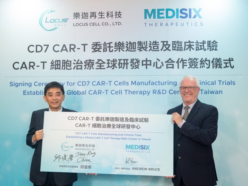 樂迦董事長邱俊榮（左）與新加坡MediSix執行長安德魯（右）簽署聯合開發頂尖CAR-T療法。（樂迦提供）