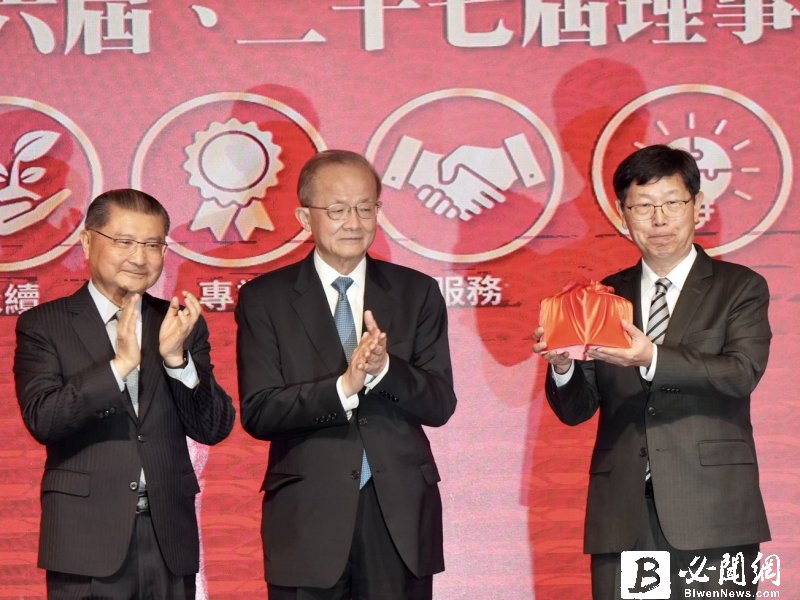 鴻海董事長劉揚偉(右)接任電電公會第27屆理事長。（資料照）