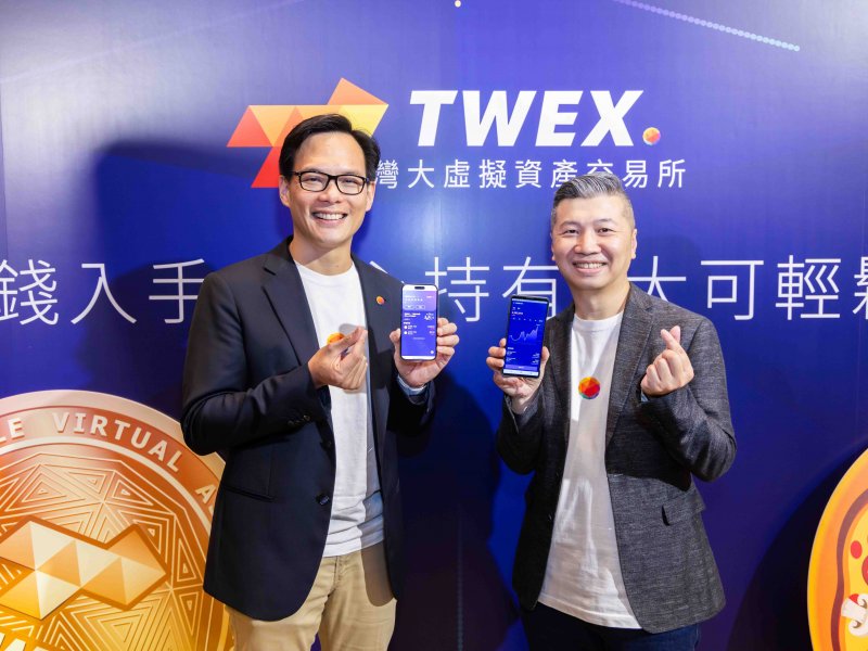 左起富昇數位董事長林之晨、總經理韓昆舉。（台灣大提供）