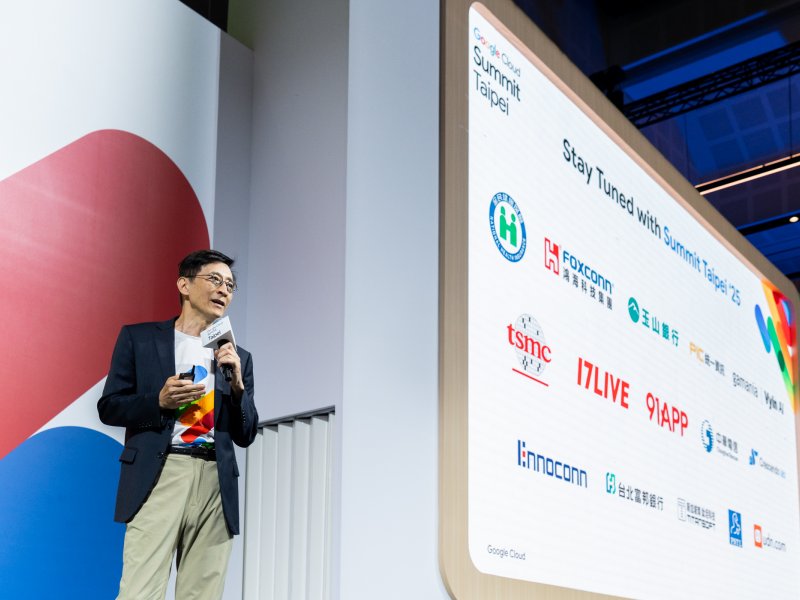 Google Cloud台灣總經理陳愷新於Google Cloud Summit Taipei現場介紹漸強實驗室入列Google Cloud合作夥伴。（漸強實驗室提供）