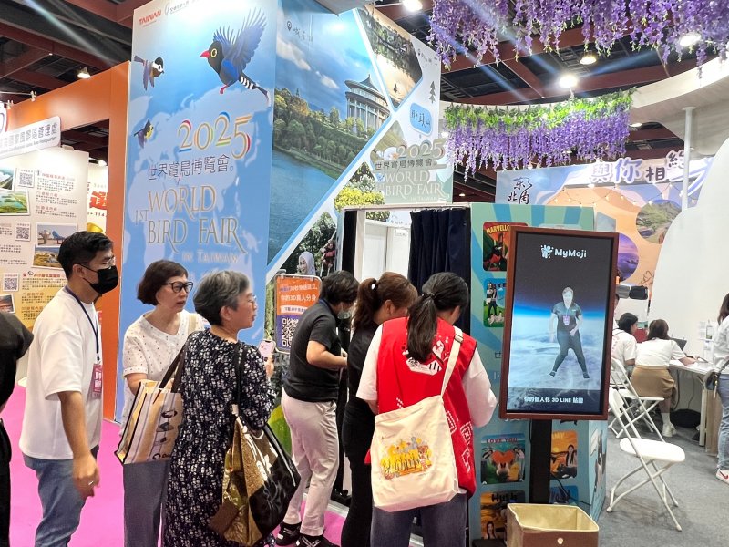 台灣大哥大MyMoji進駐2025台北夏季旅展，打卡分享即可免費建模，30秒內生成個人3D虛擬分身，獲得16張專屬LINE／GIF貼圖。(台灣大提供)