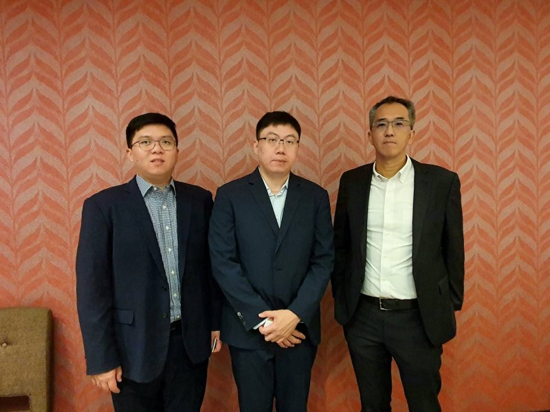圖左二為董事長許閔琁 、圖左一為總經理許竣然、圖左三為副總經理張峻銘。(慶豐富提供)