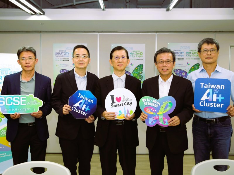 左起台南市經發局徐慶文科長、華碩王恒聰總經理、黃彥男部長、胡書賓會長、台南市陳冠中主任。(電腦公會提供)