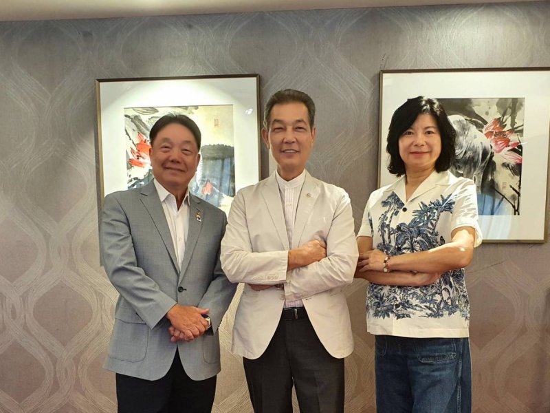 中為董事長楊大中、左為投資長陳斌超、右為總經理錢佩玲。(捷流提供)