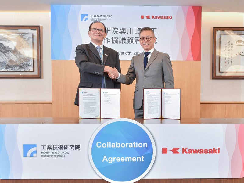 左起為工研院執行副總暨副院長胡竹生與川崎重工副社長中谷浩。（工研院提供）