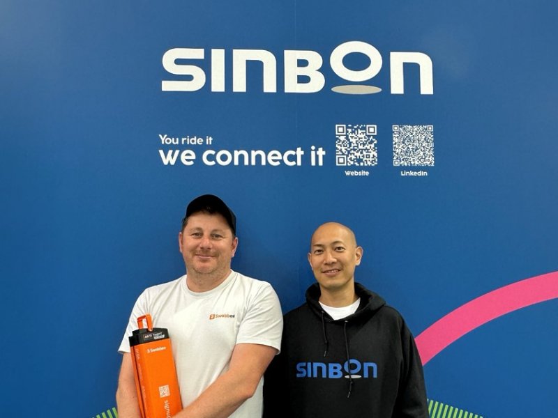 Swobbee執行長Thomas Duscha（左）與信邦電子業務開發資深協理 熊信南 Alex Shiung（右）。(信邦提供)