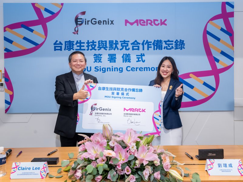 台康生技董事長暨總經理劉理成（左）與默克集團生命科學事業體製程應用處東亞暨大洋洲資深總監Claire Lee（右）。（默克提供）