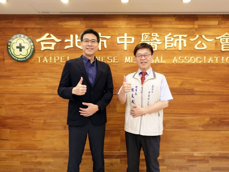 友達耘康攜手中醫師公會 於國際照顧博覽會展示智慧中醫數位化檢測。（友達提供）
