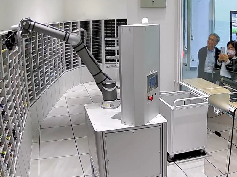 達明機器人打造全台首創「AI機器人預約自助取書系統」。(達明提供)