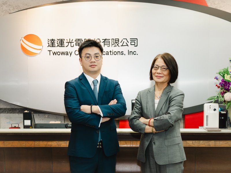 圖右為董事長陳碧霜，圖左為營運長戴家欣。（達運提供）