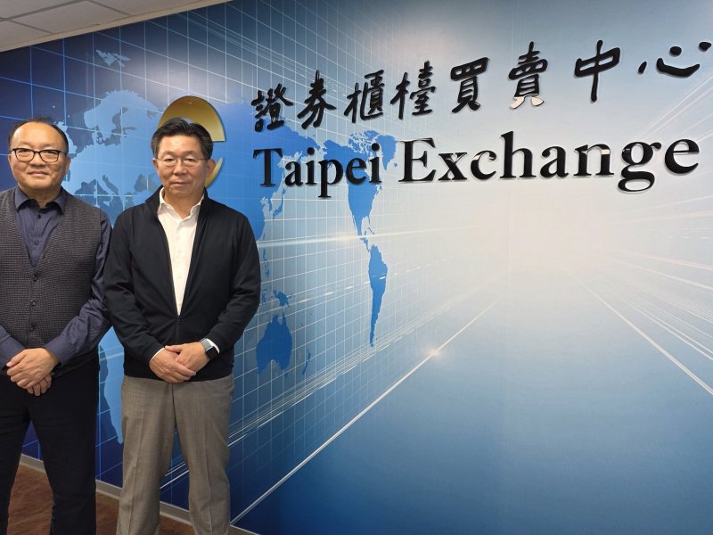 右為IET-KY董事長高永中，左為財務長王家齊。（IET-KY提供）