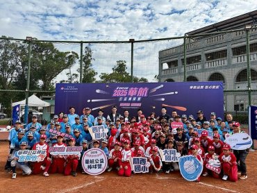 旅美雙星返台開球 華航公益棒球營前進新竹