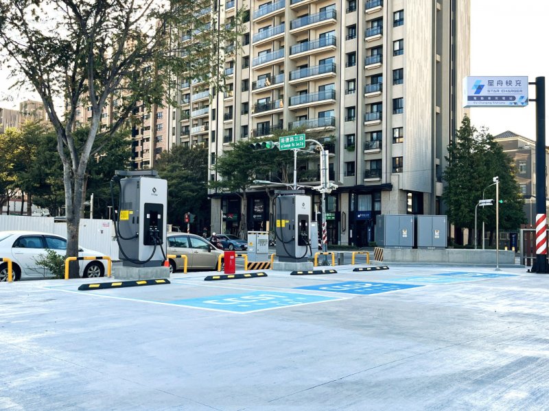 星舟快充啟用首座1MW快充專用站 布局百貨商圈、全台站點突破159座。（星舟提供）