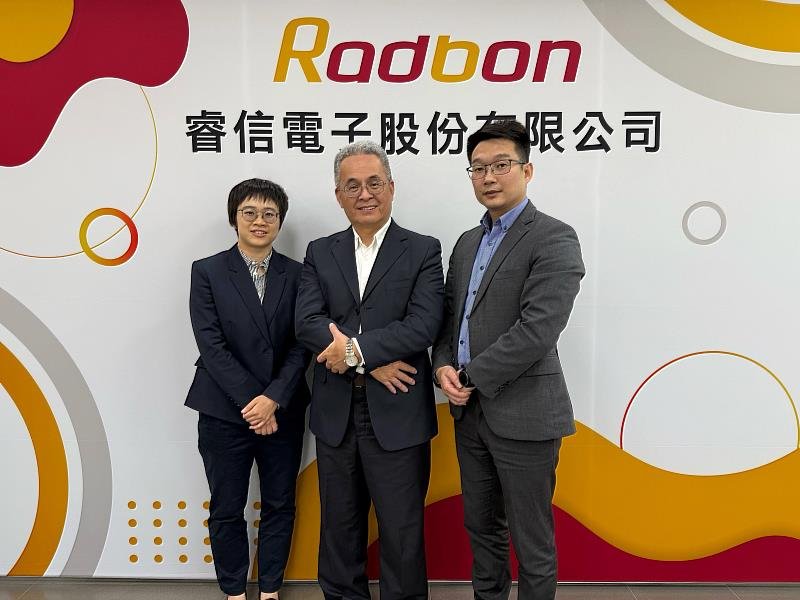 睿信電子董事長陳其忠（中）。（睿信提供）